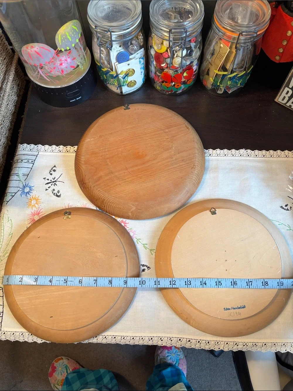 EUC VINTAGE Set of three hand-painted wooden souvenir wall plates featuring Al